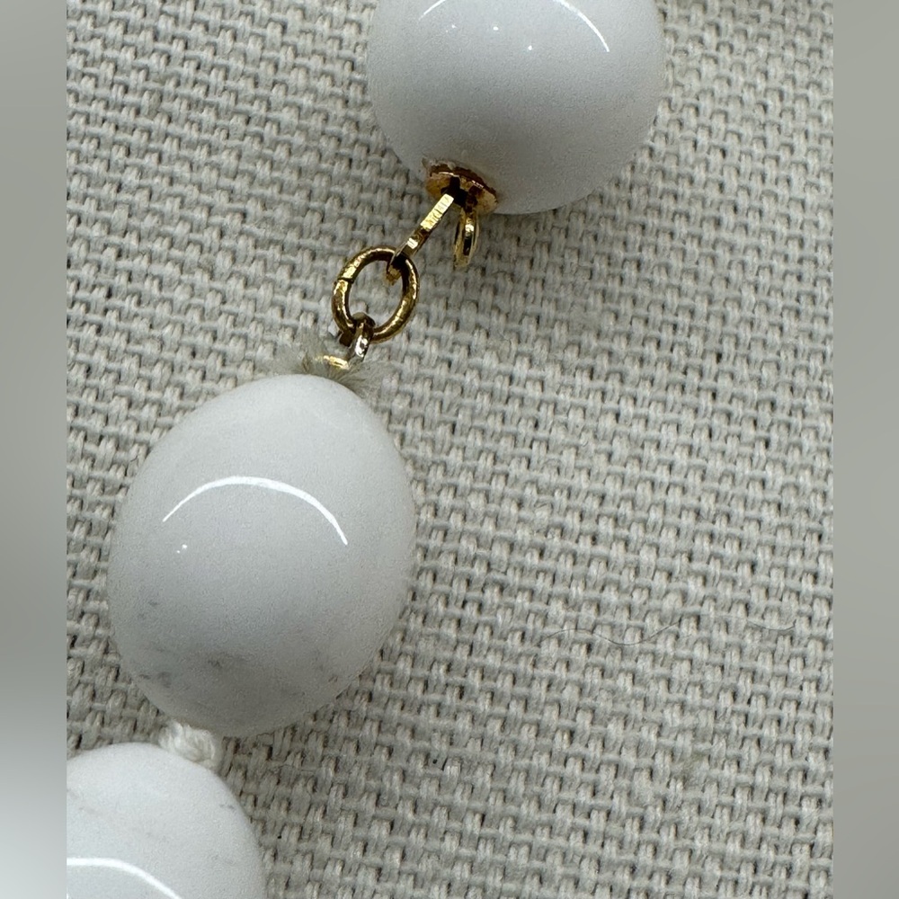 🤍 Vintage Crown Trifari White Bead Necklace – Classic Elegance ✨ - Picture 3 of 4